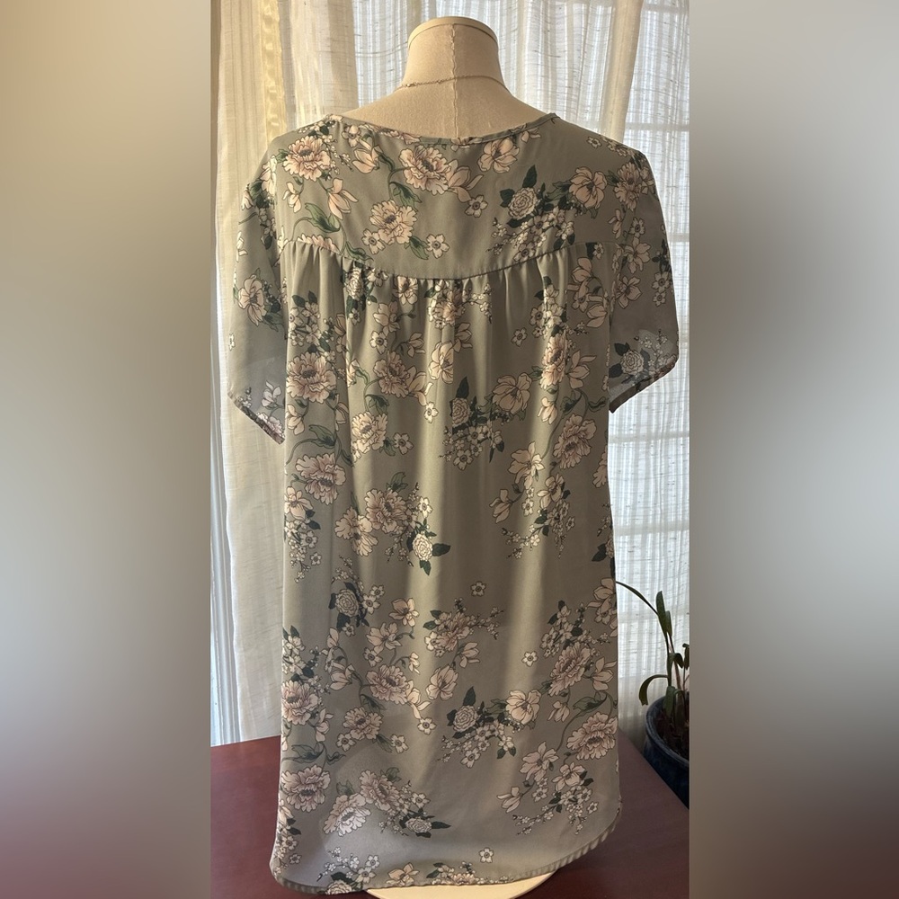 torrid Gray Floral Short Sleeve Blouse - Picture 5 of 7